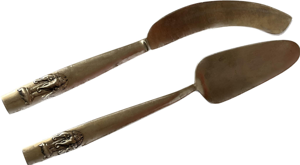 Vintage gold cake cutting set with handle design