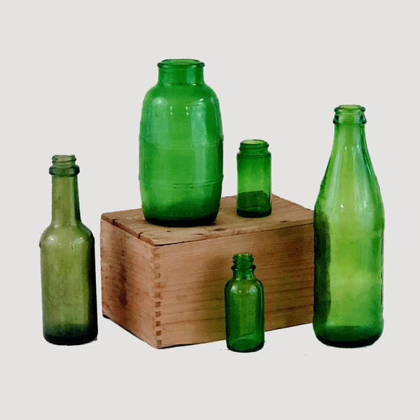 Green vintage bottles, great for centerpieces.

