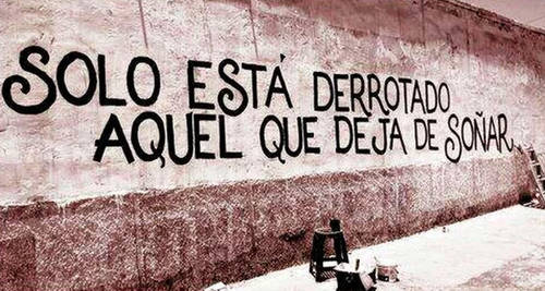 Frases de Acción Poética en Español (Latinoamericana) - Solo está derrotado aquel que deja de soñar.