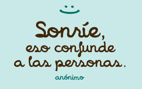 Frases de Alegría - Sonríe, eso confunde a las personas.