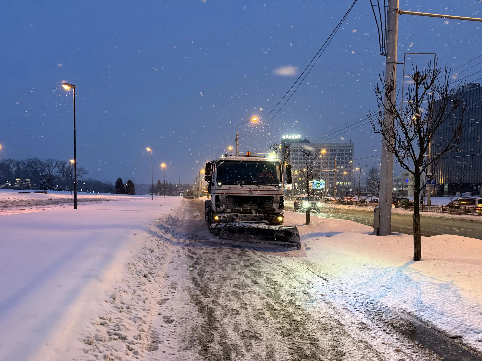 Маз на тротуаре
