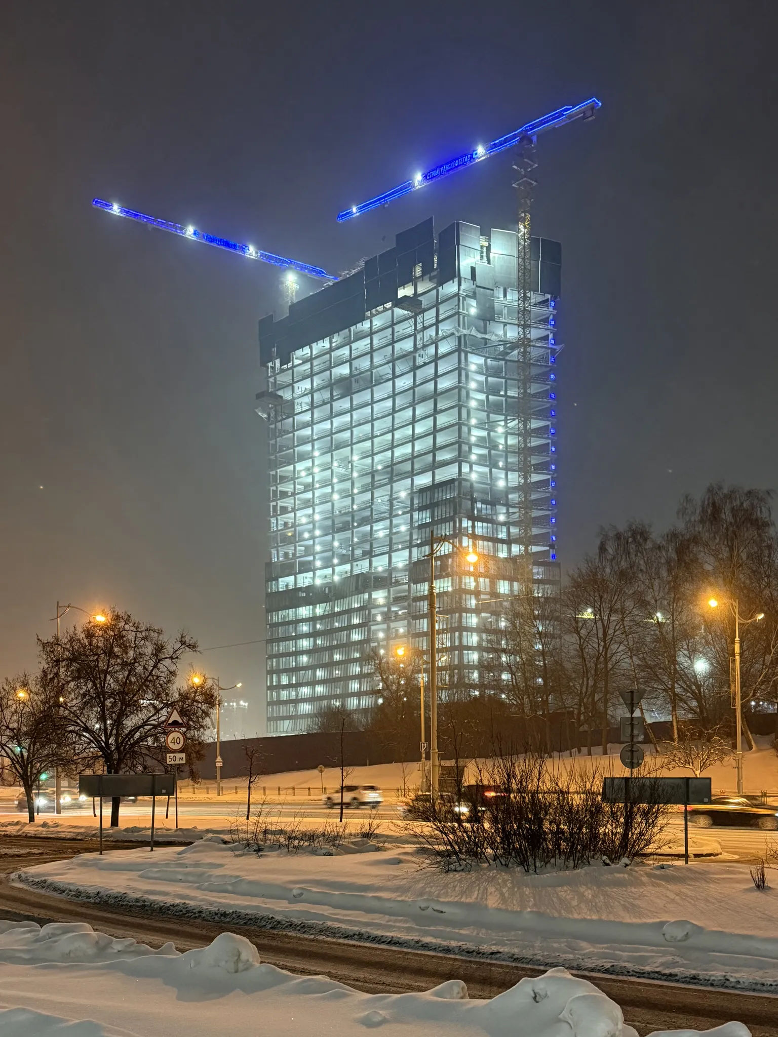 Строящийся небоскреб