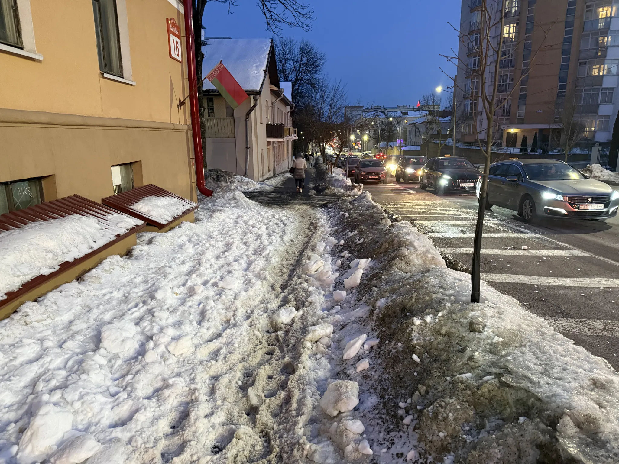 Снежная каша на тротуаре