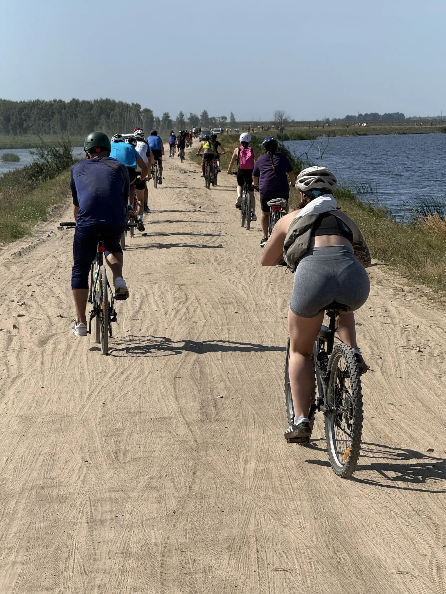 Грунтовая дорога у водохранилища