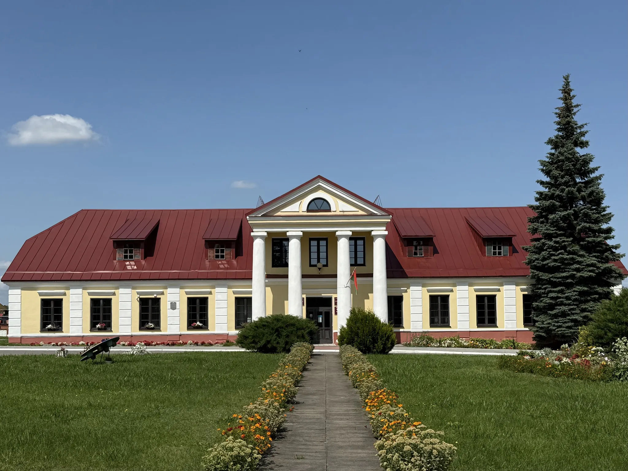 Дворец в Можейково