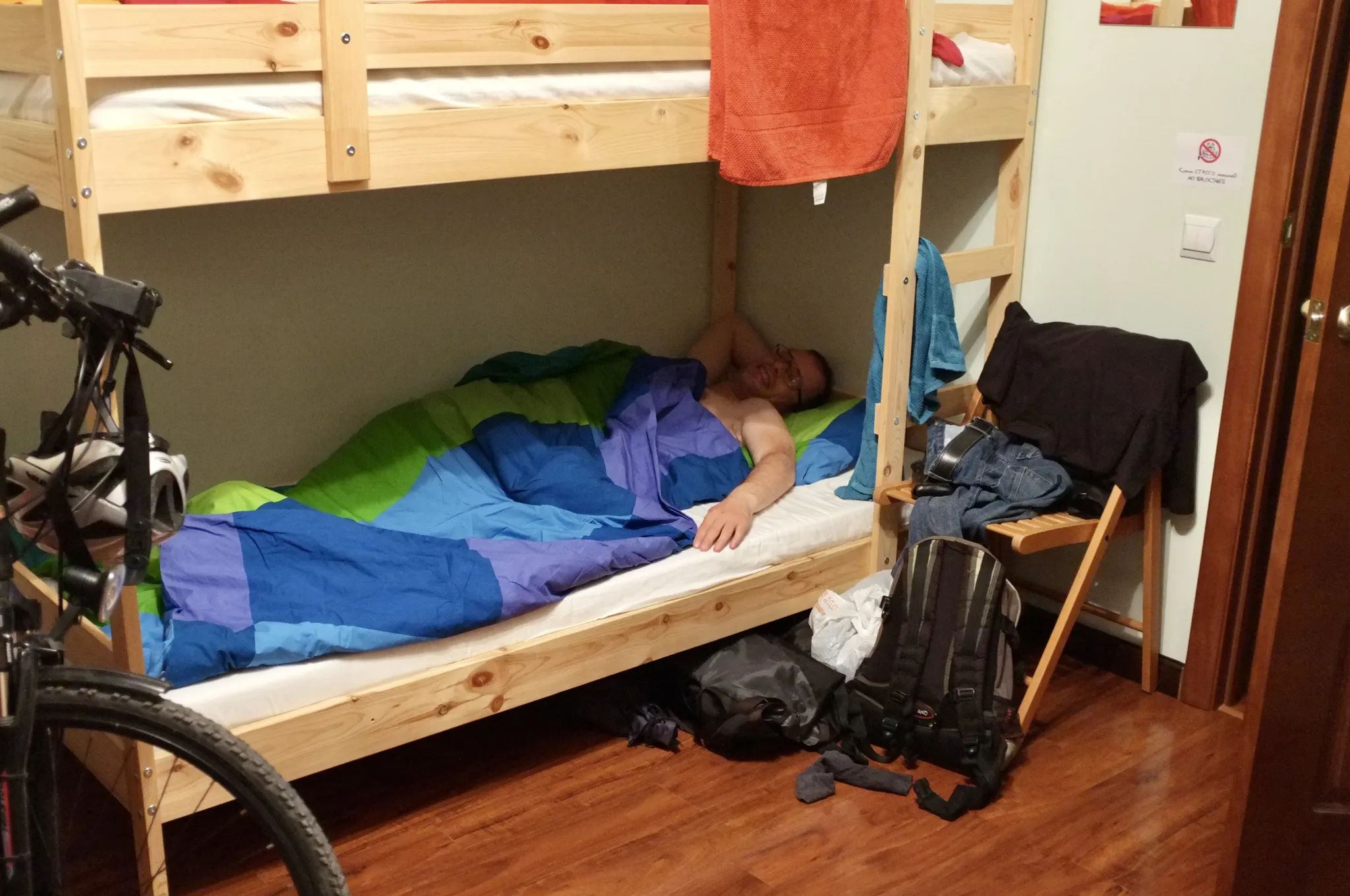 На кровати в хостеле