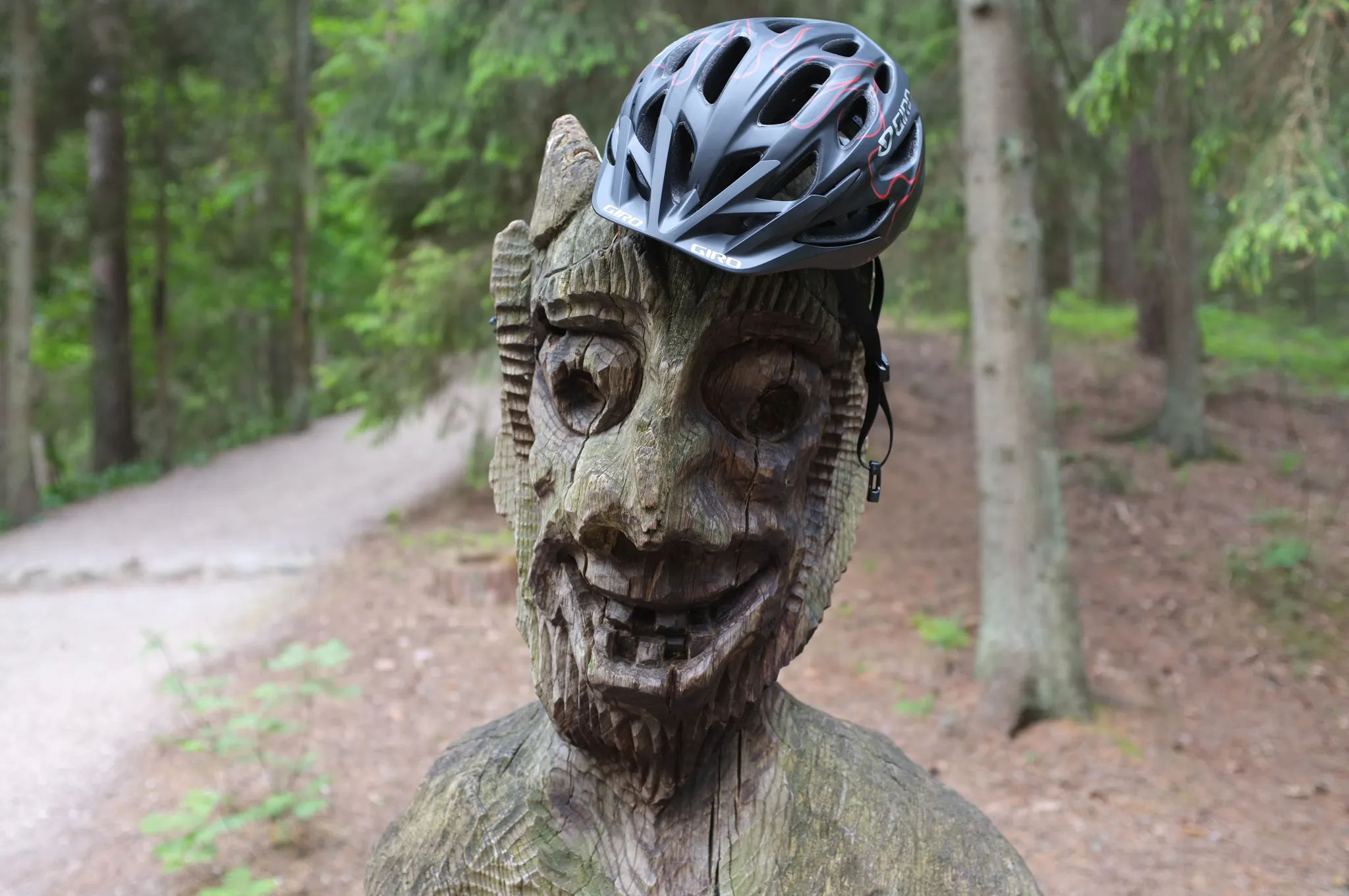 Деревянный черт в шлеме