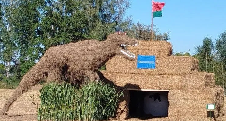 Динозавр из соломы