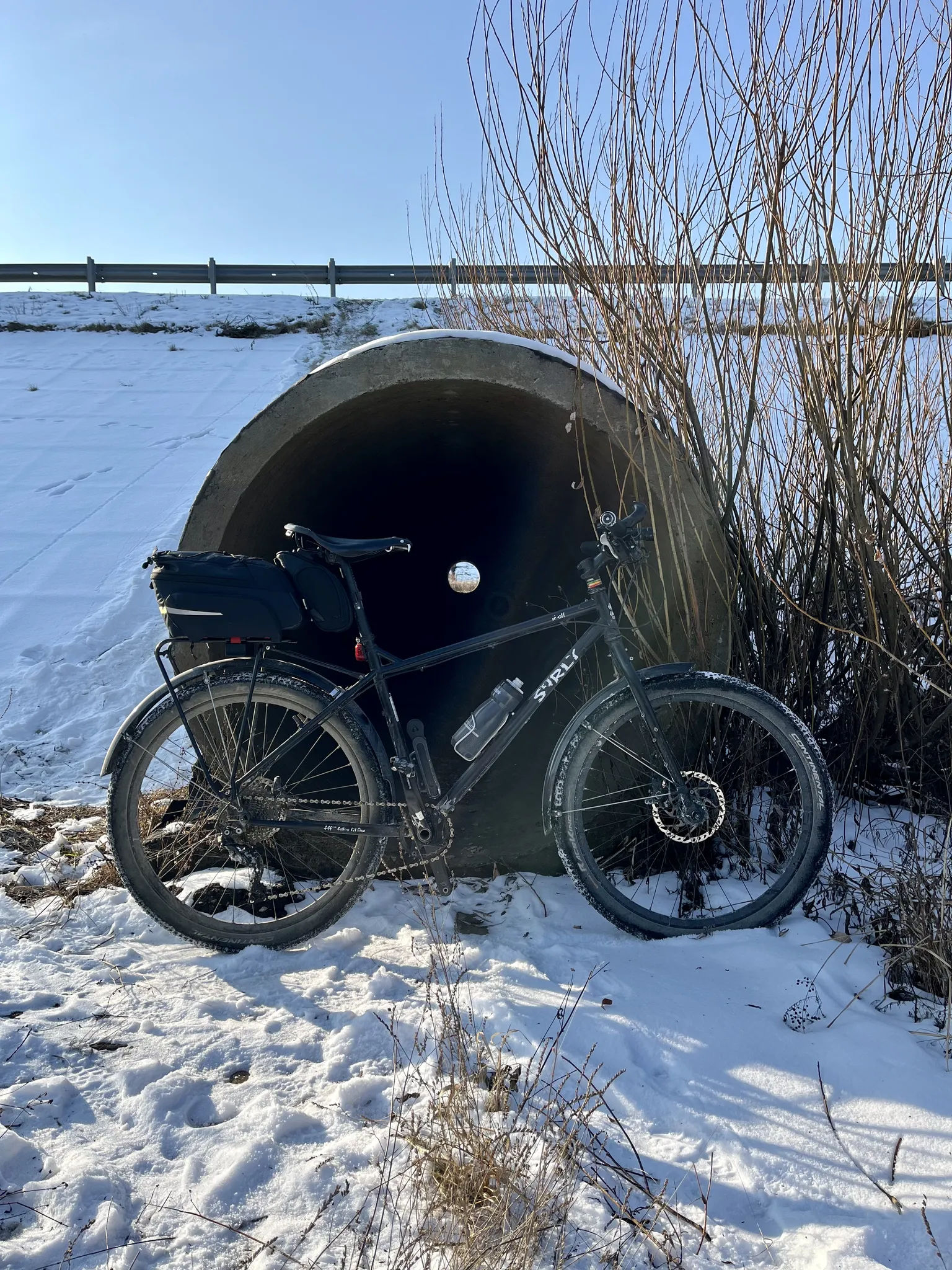Велосипед перед трубой