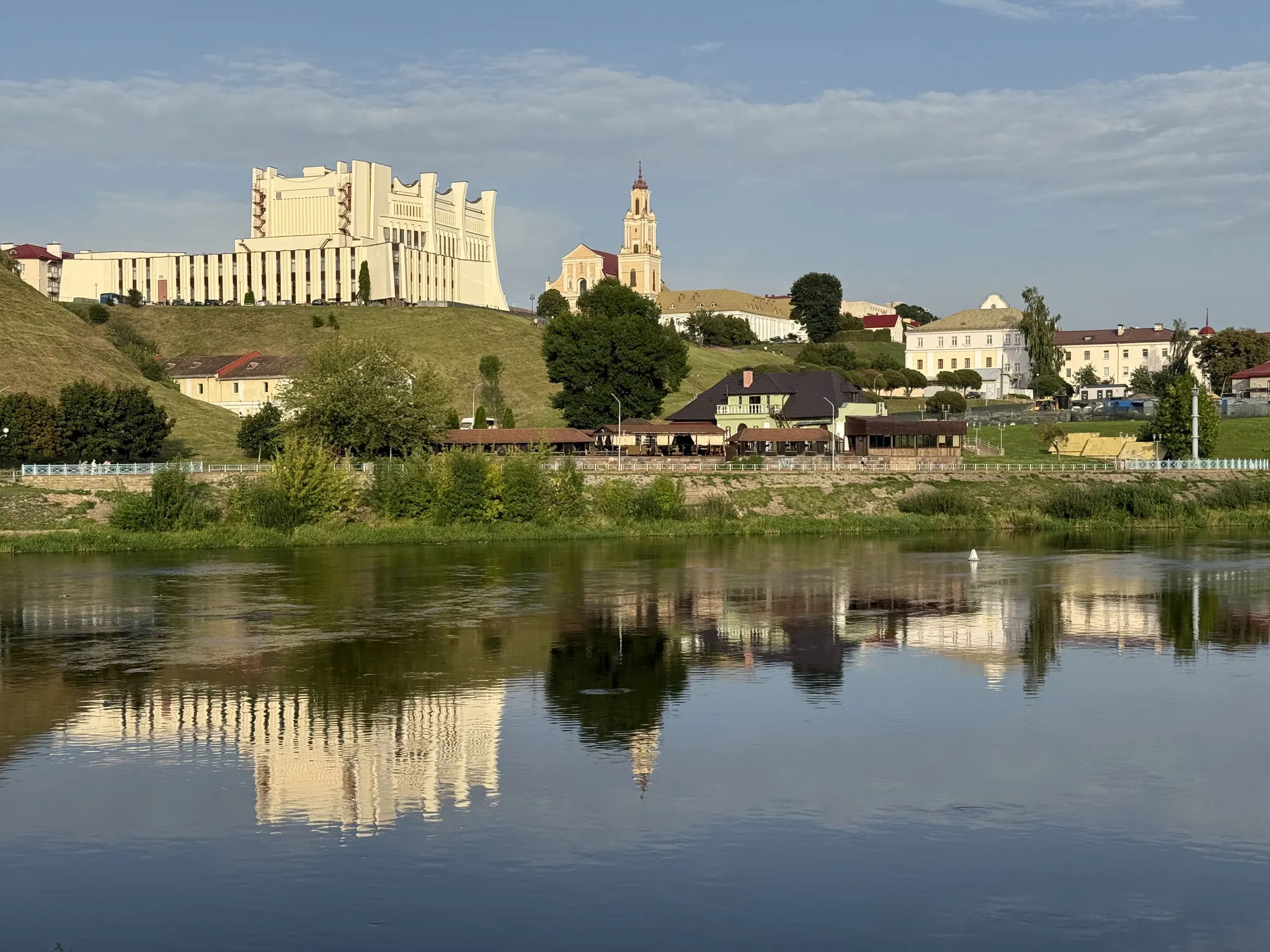 Драмтеатр в Гродно вид через реку