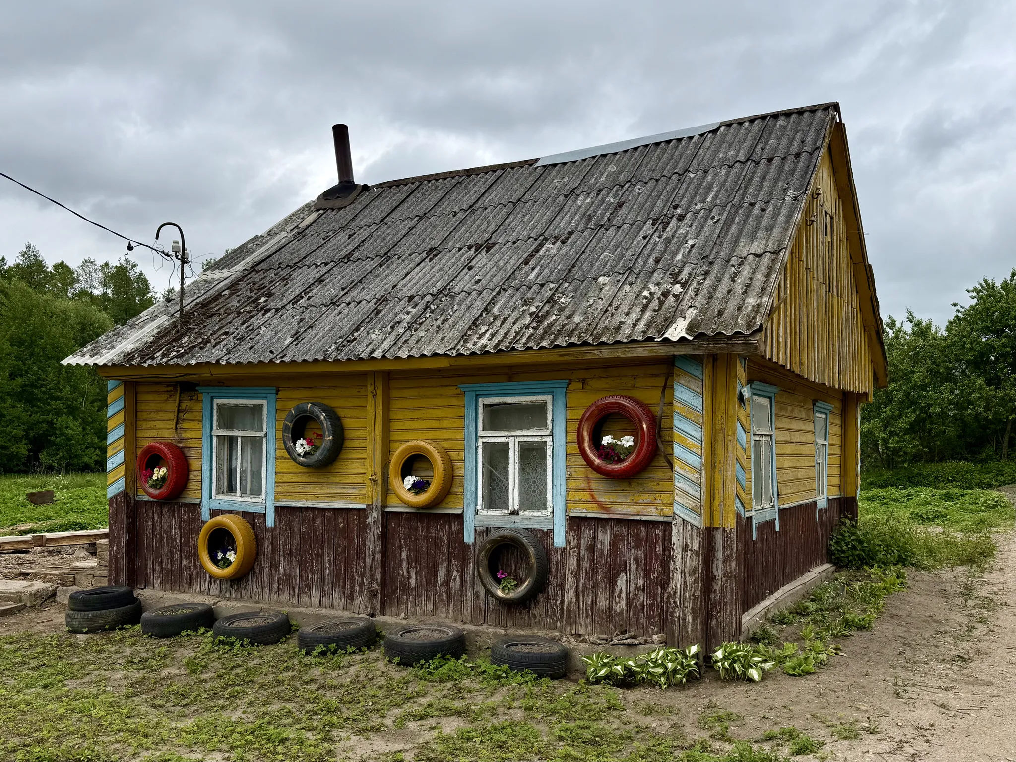 Дом с шинами