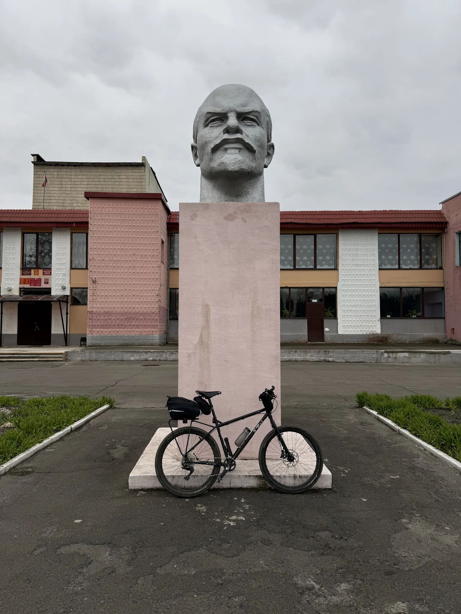 Голова Ленина и велосипед