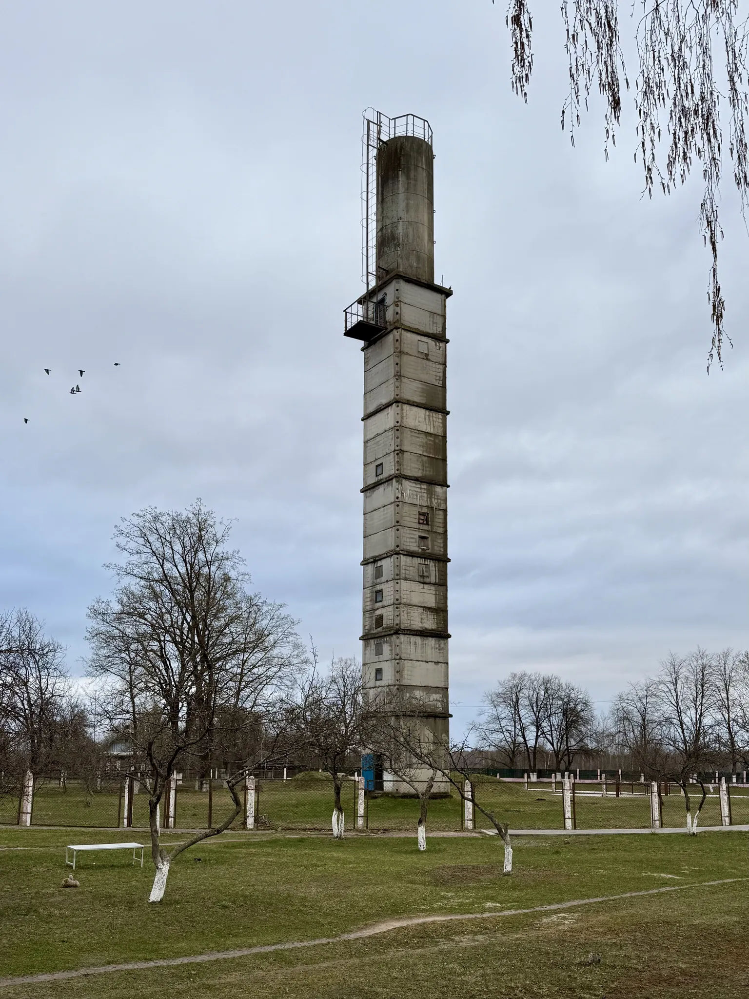 Башня и скамейка