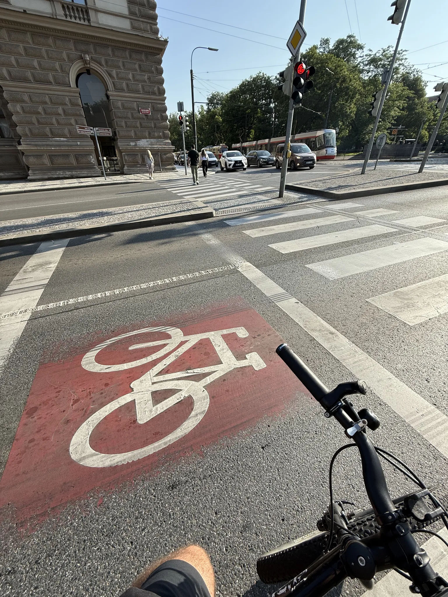 Площадка для велосипеда перед светофором