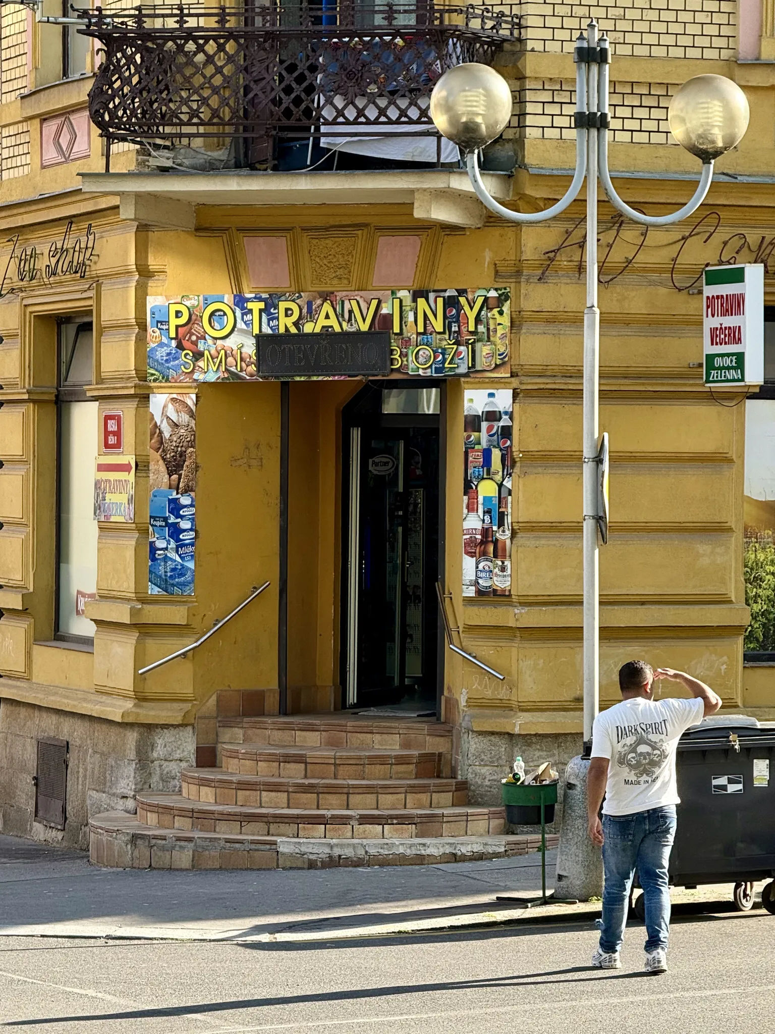 Продуктовый магазин в Дечине