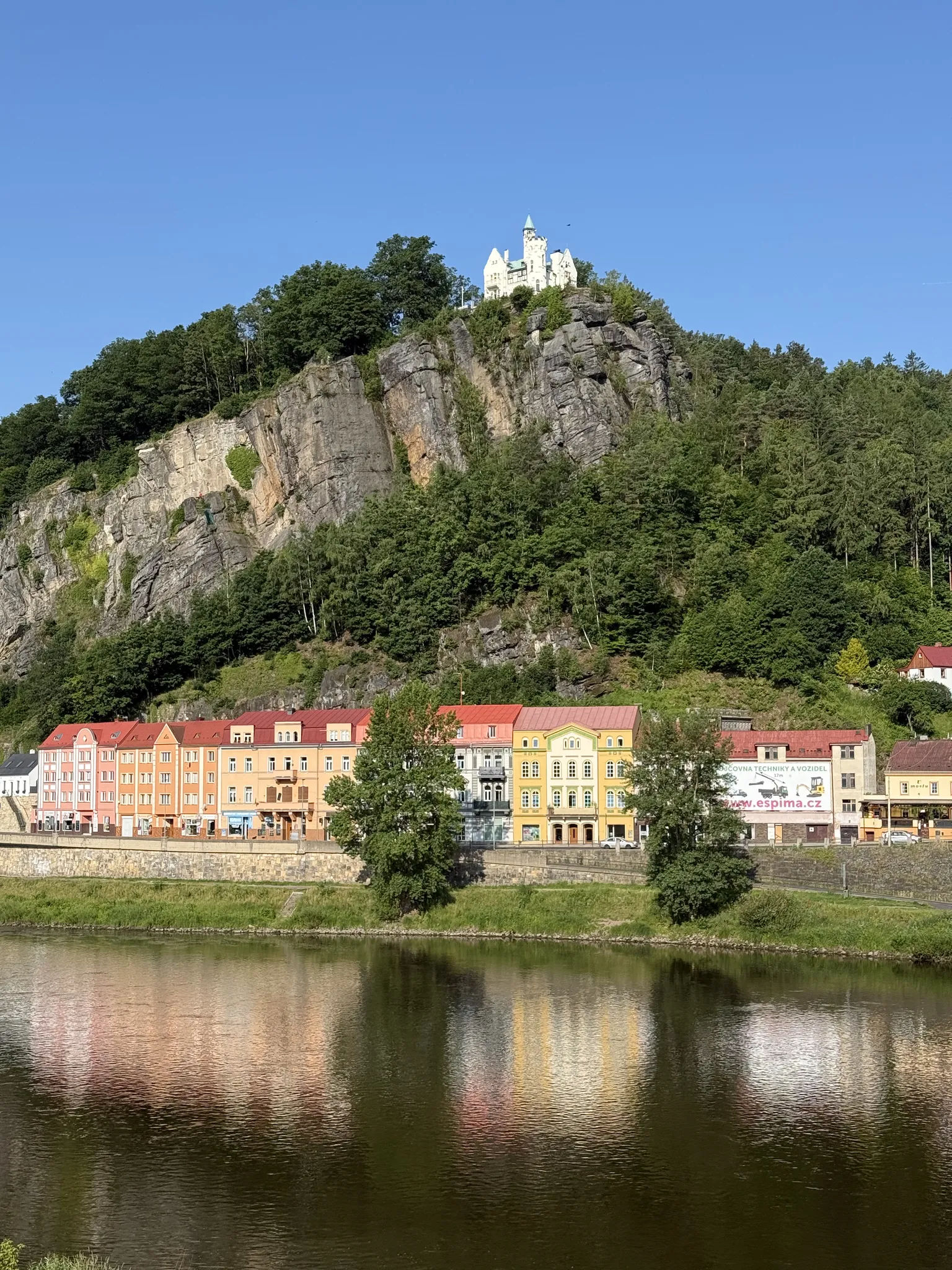 Дом на скале в Дечине