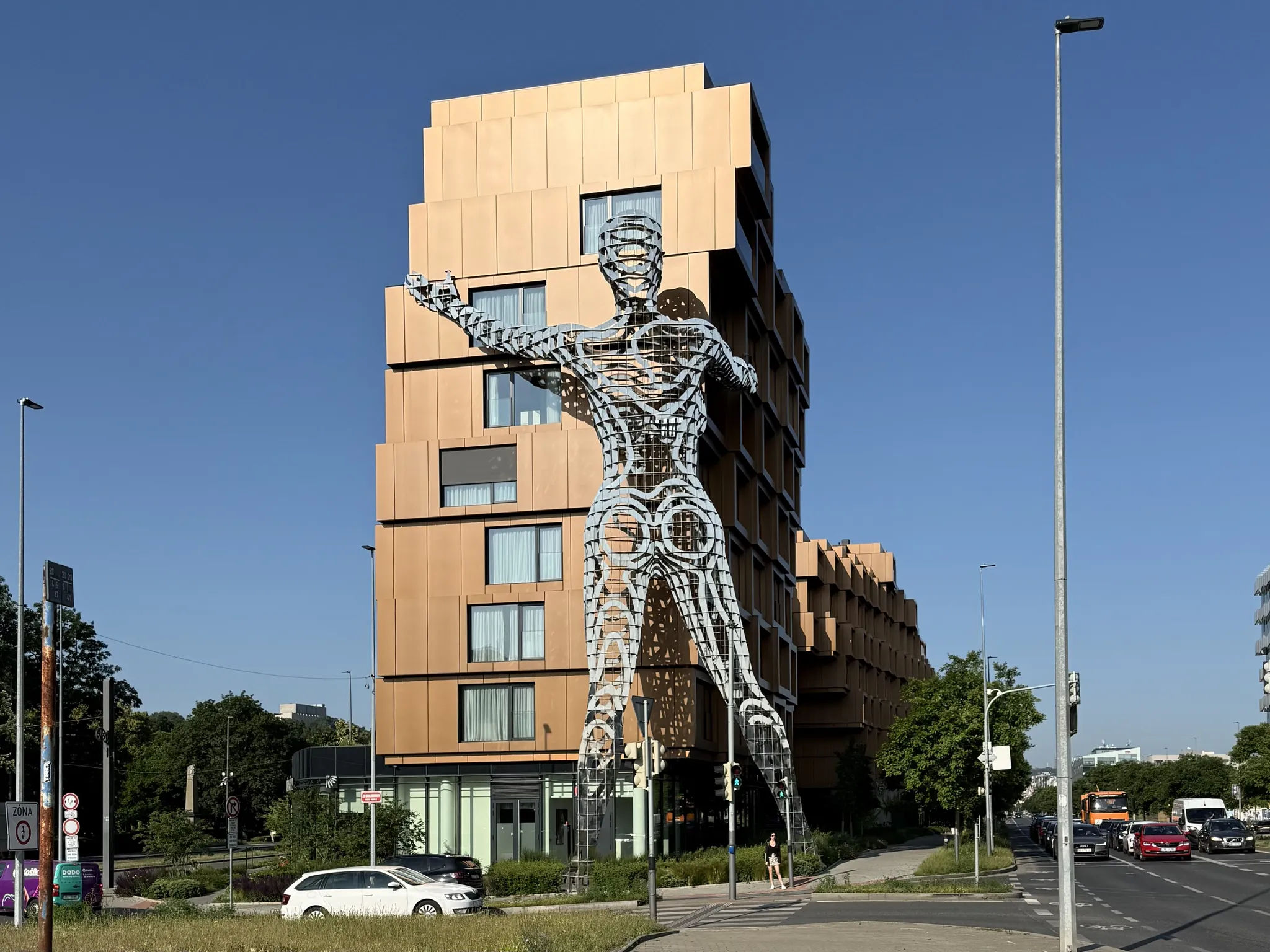 Человек обнимает дом