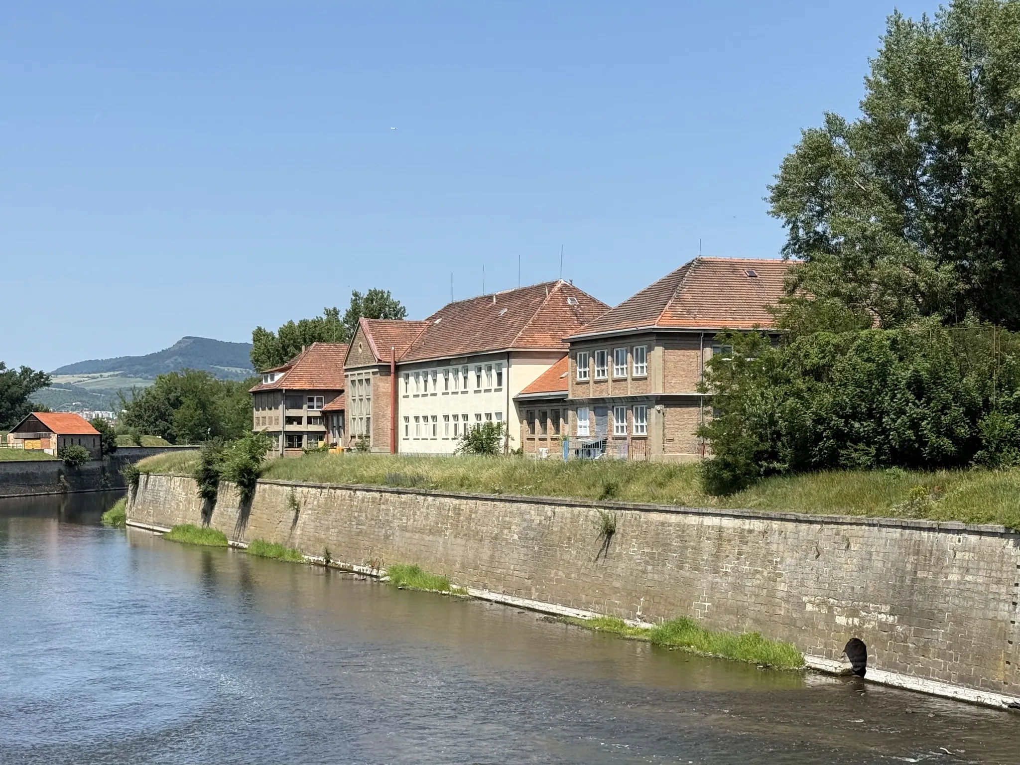 Дома у реки в Терезине