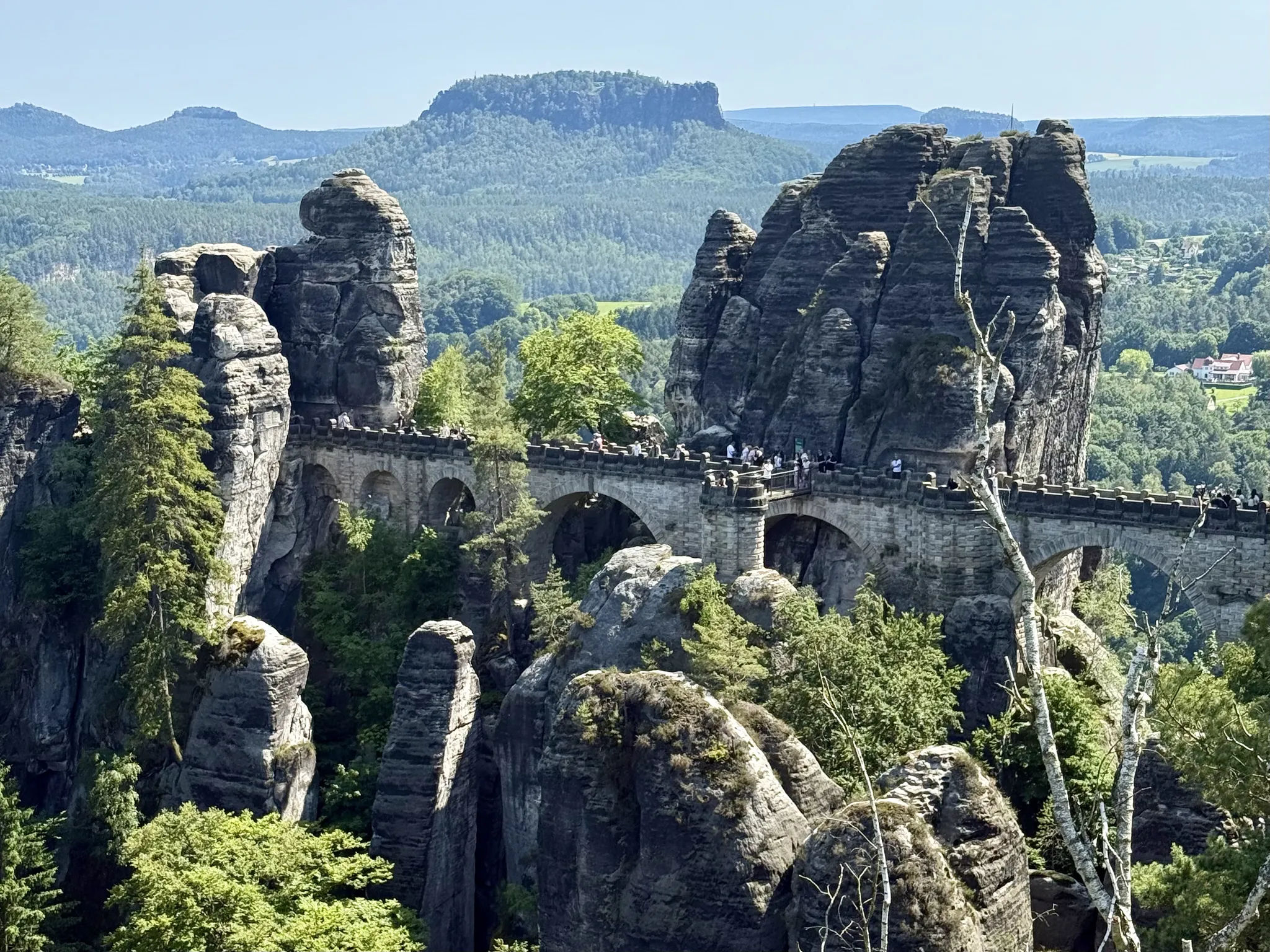 Пешеходный мост Бастай