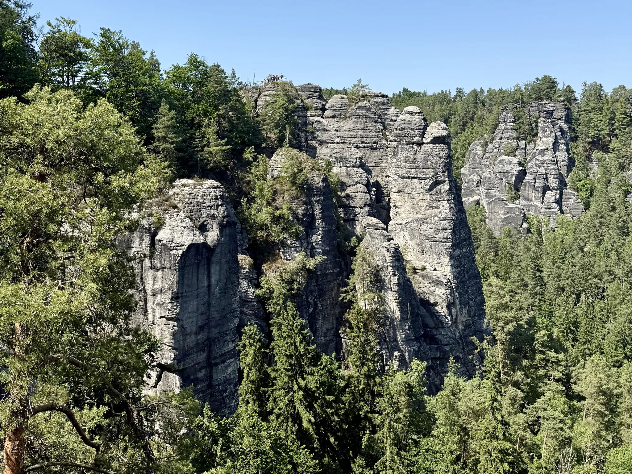 Скалы возле моста Бастай