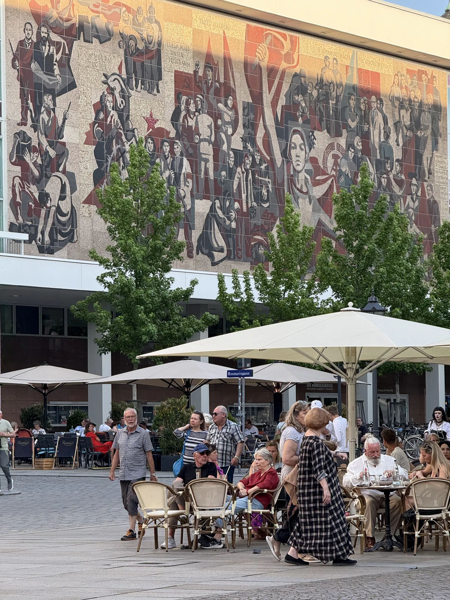 Панно на здании в Дрездене