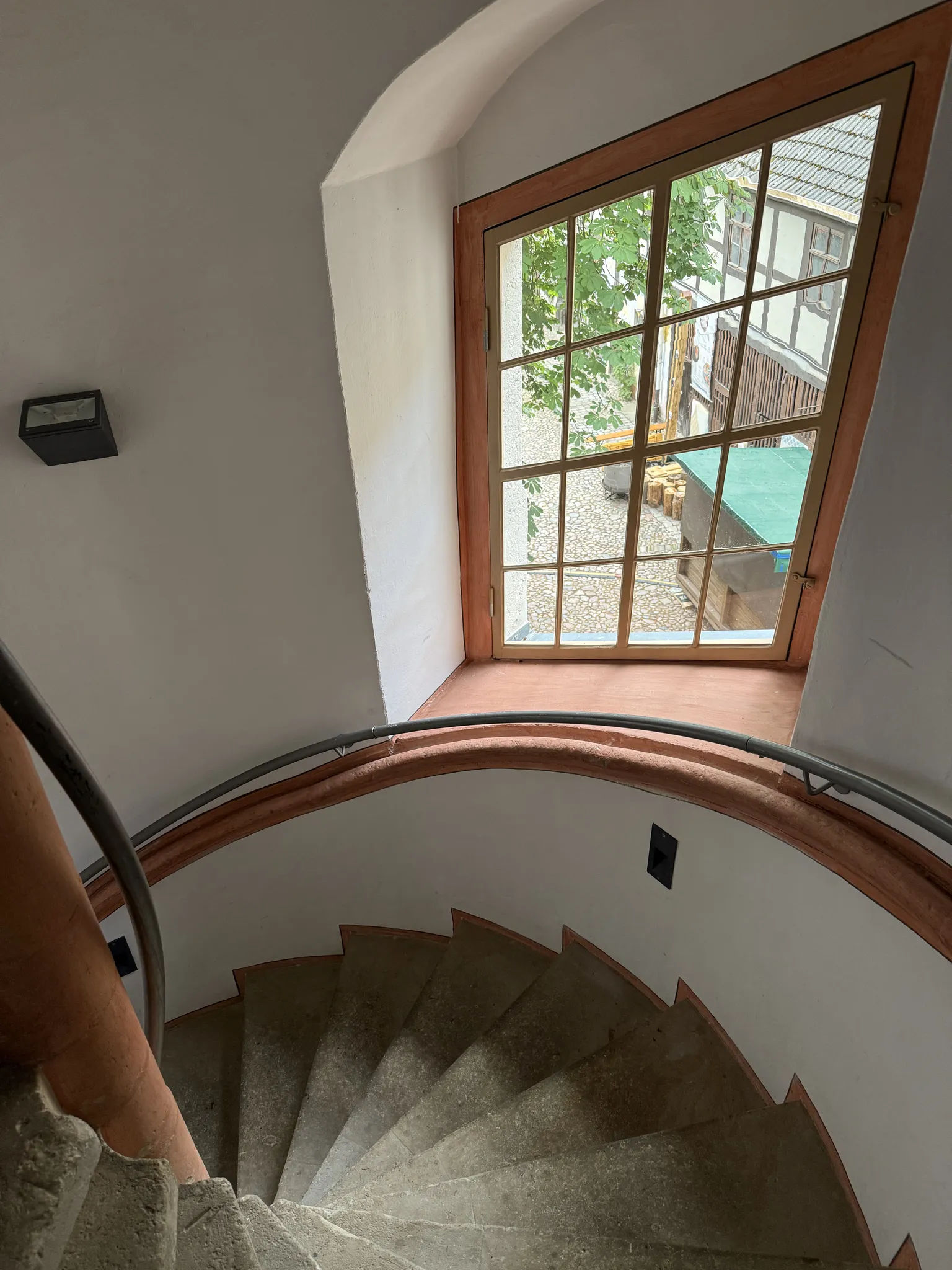 Винтовая лестница отеля в Виттенберге