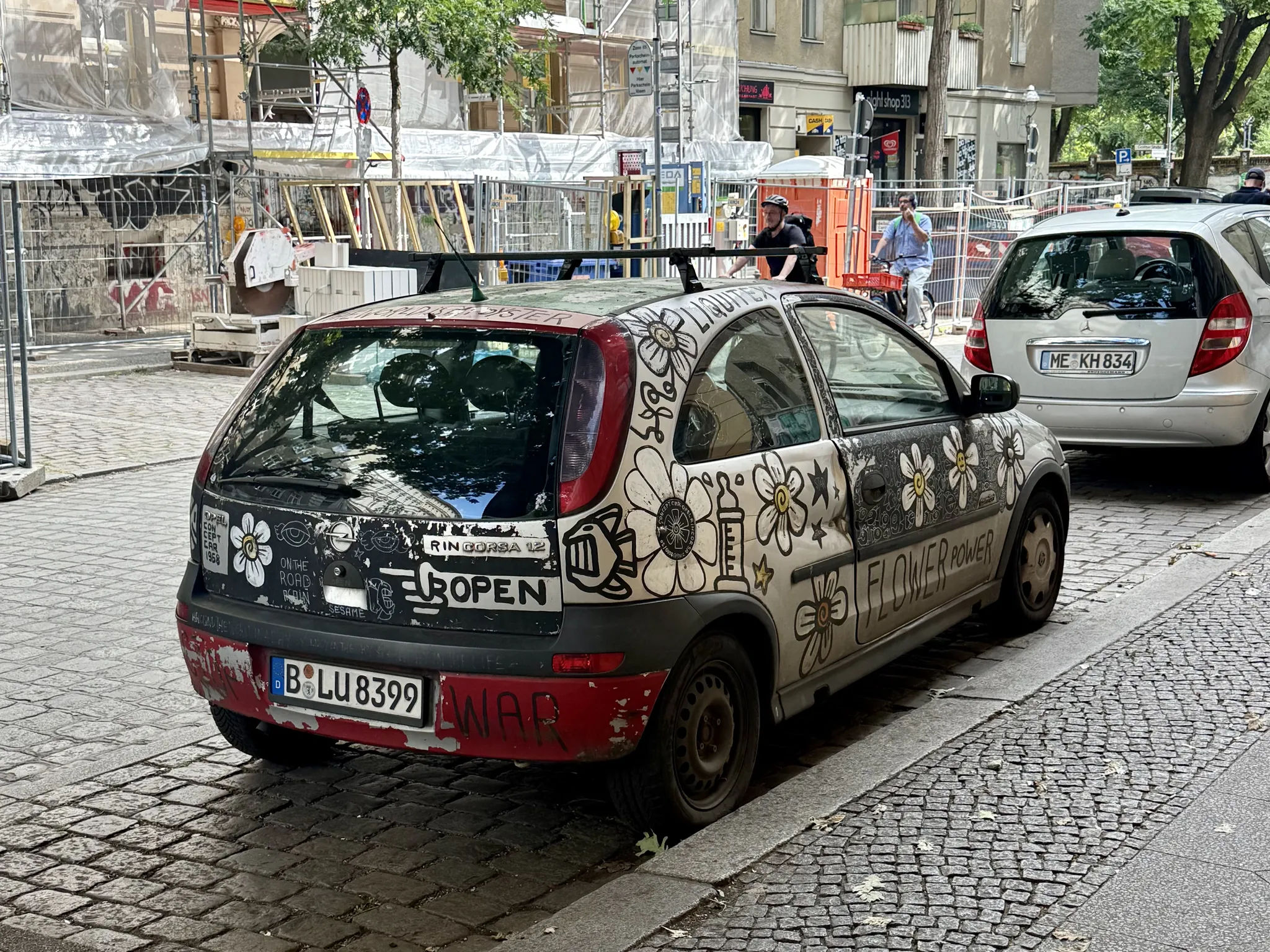 Разрисованная машина в Берлине