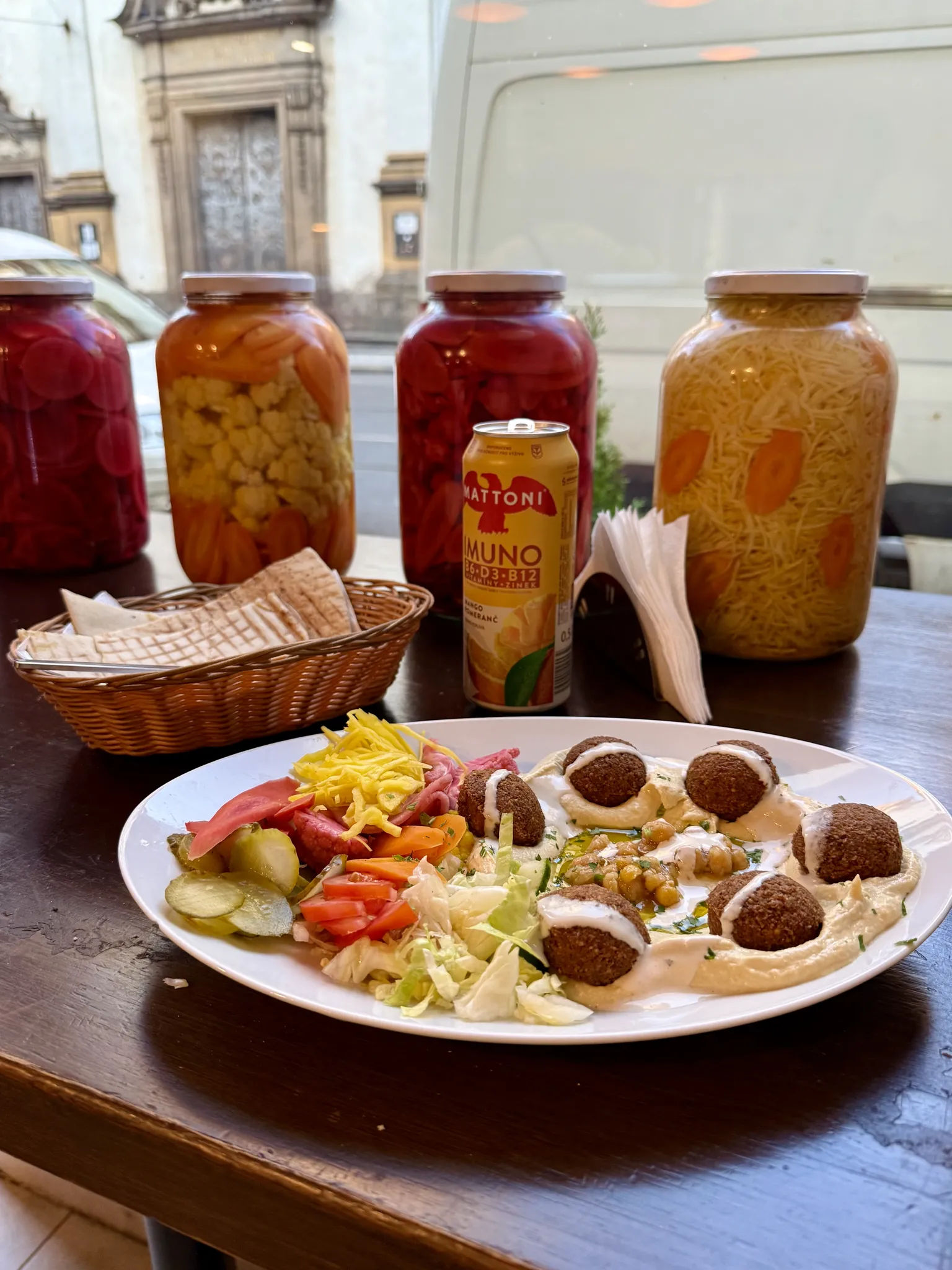 Тарелка с фалафелем в палестинском кафе