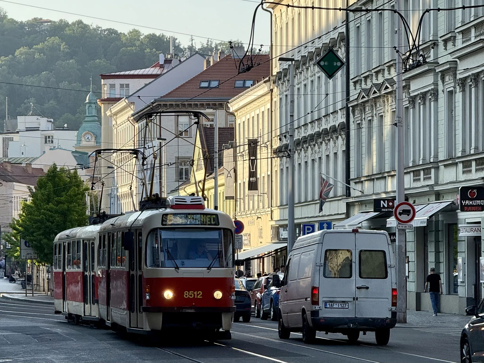 Старый трамвай на пражской улице
