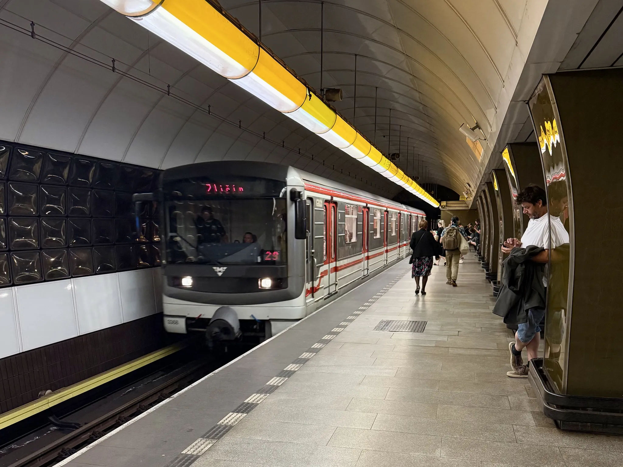 Поезд в пражском метро