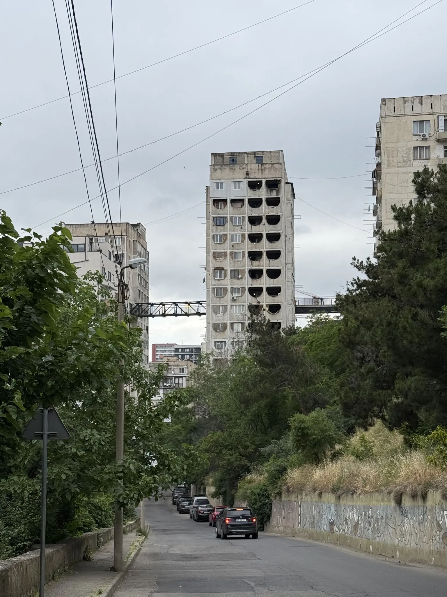 Мост сквозь дома вид снизу