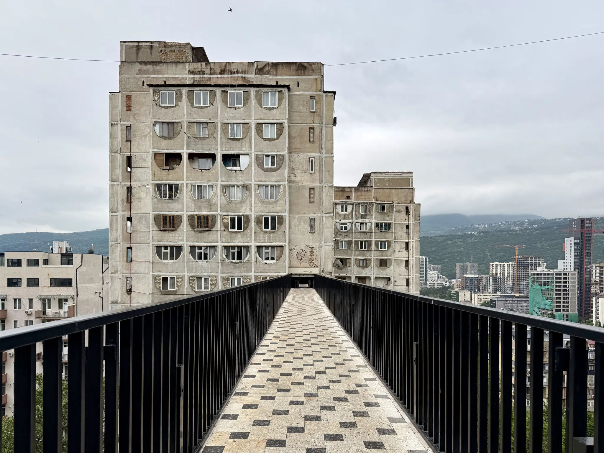 На мосту через панельные дома