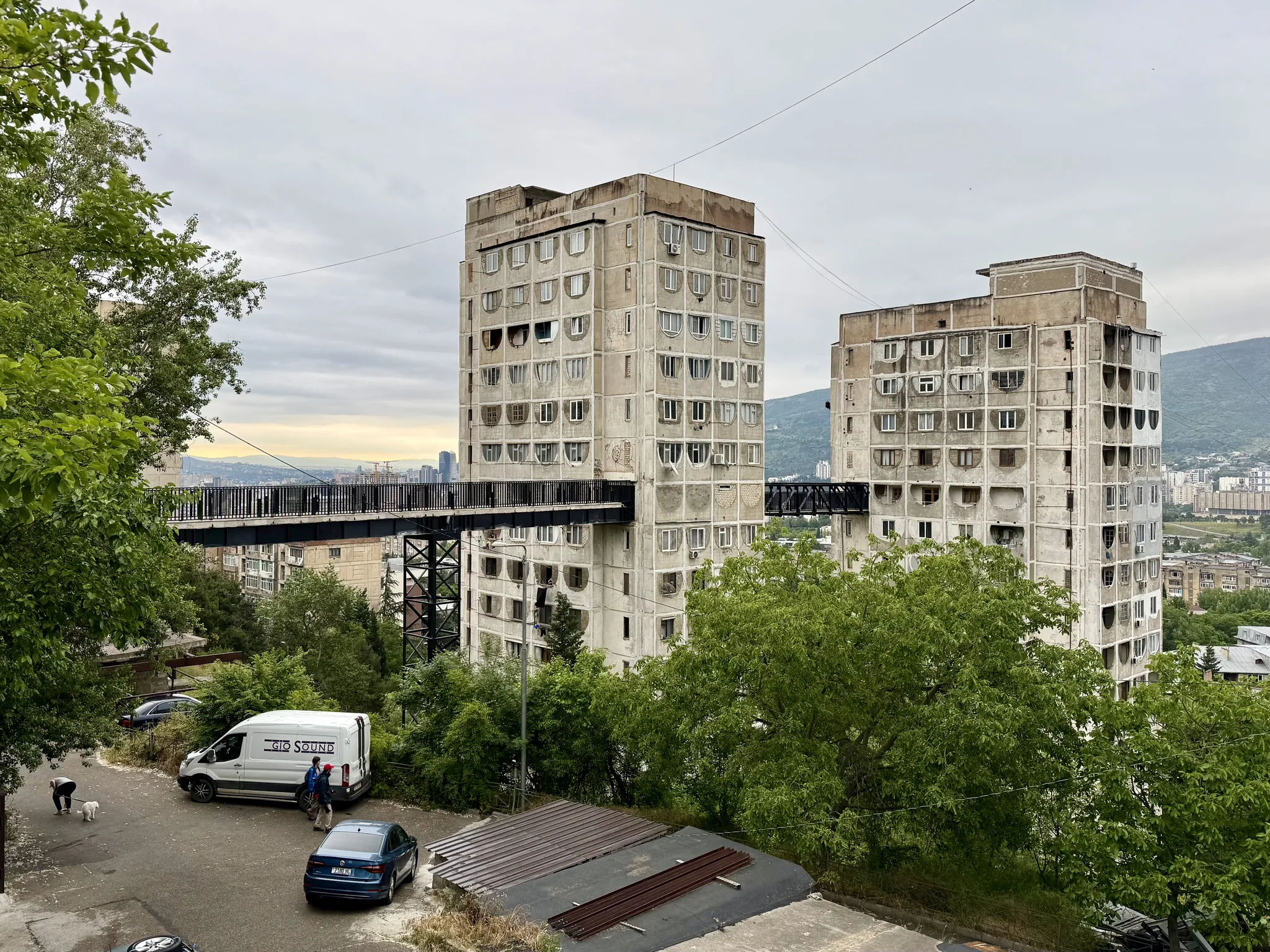 Мост сквозь панельные дома