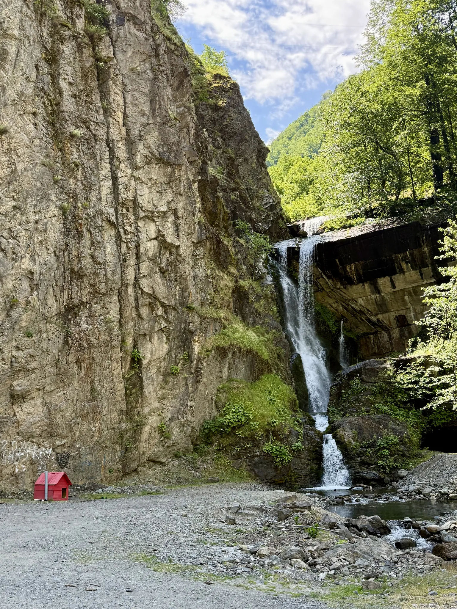 Собачья будка у водопада