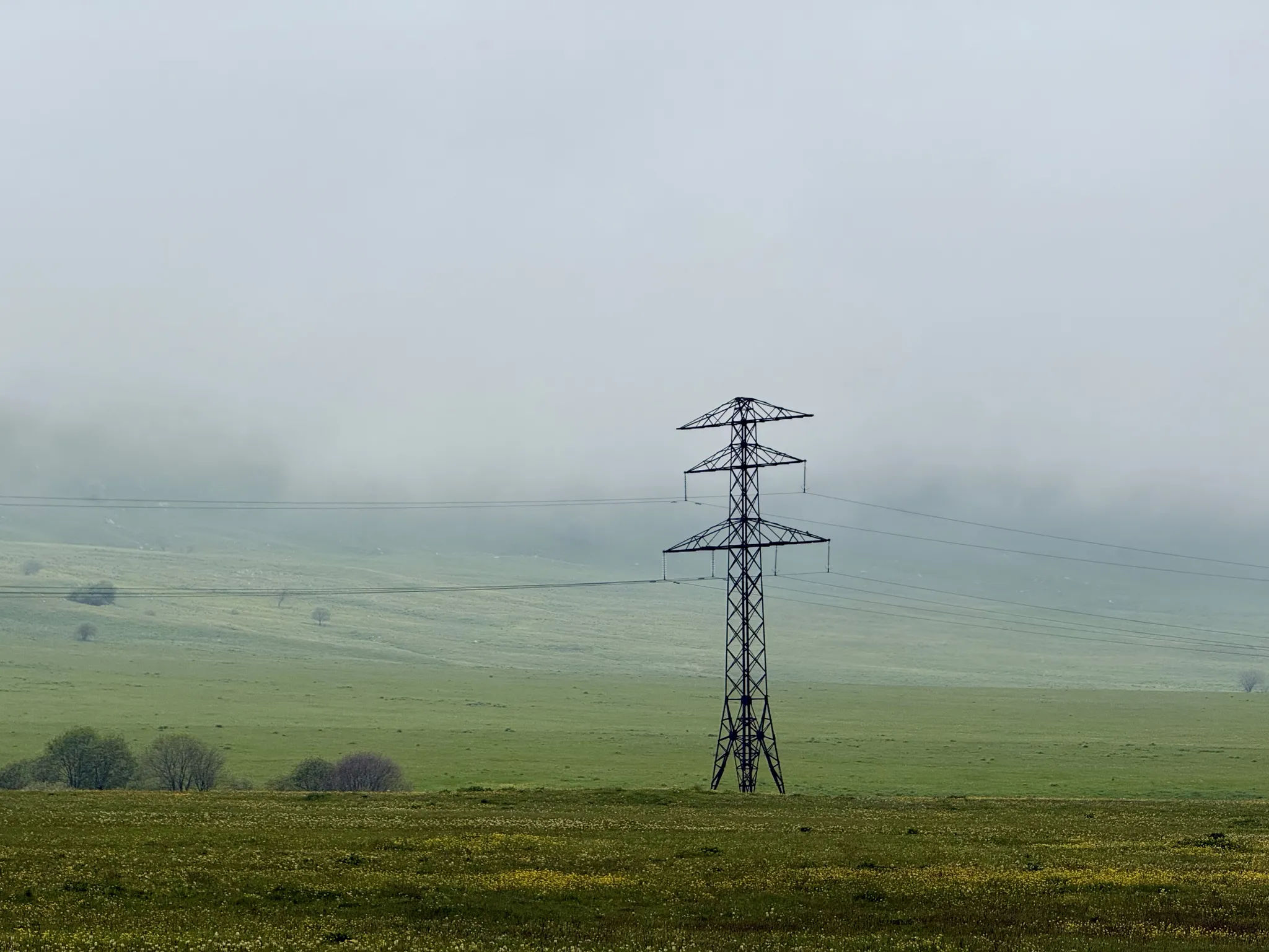 Опора ЛЭП в облаках