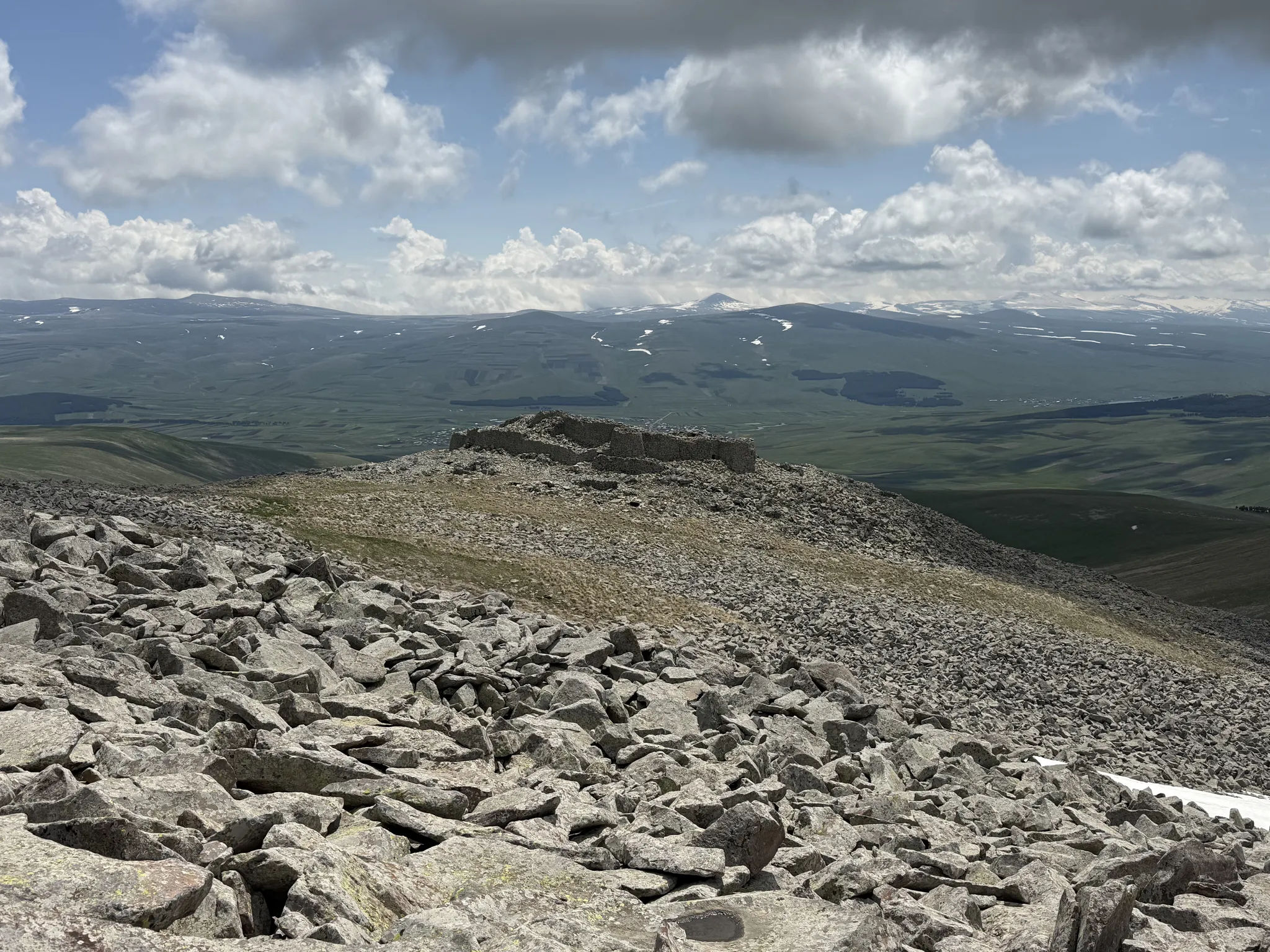 Крепость Абули на фоне камней