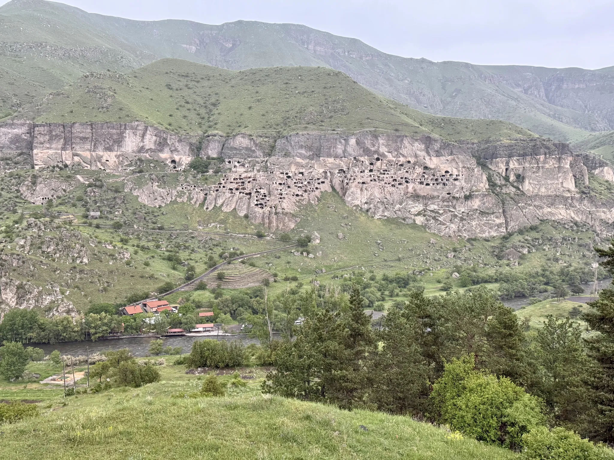 Вид на Вардзию с другой стороны каньона