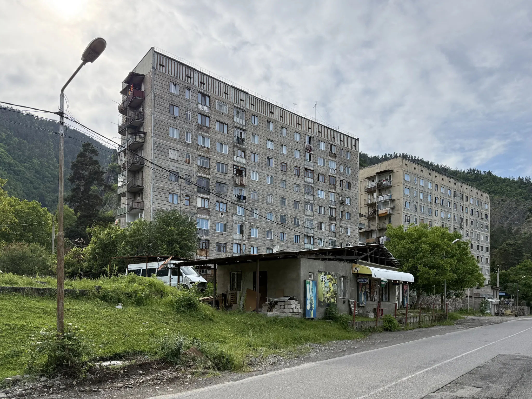 Панельные дома на въезде в Боржоми
