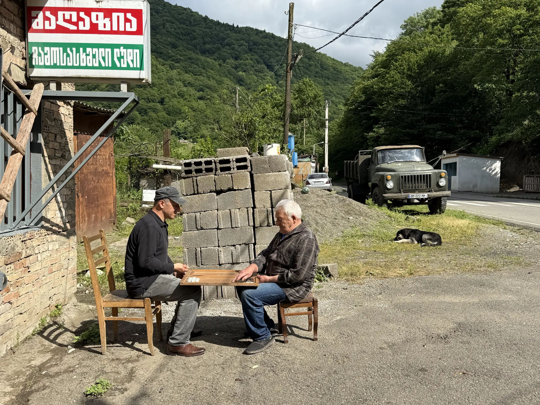 Игра в нарды возле магазина