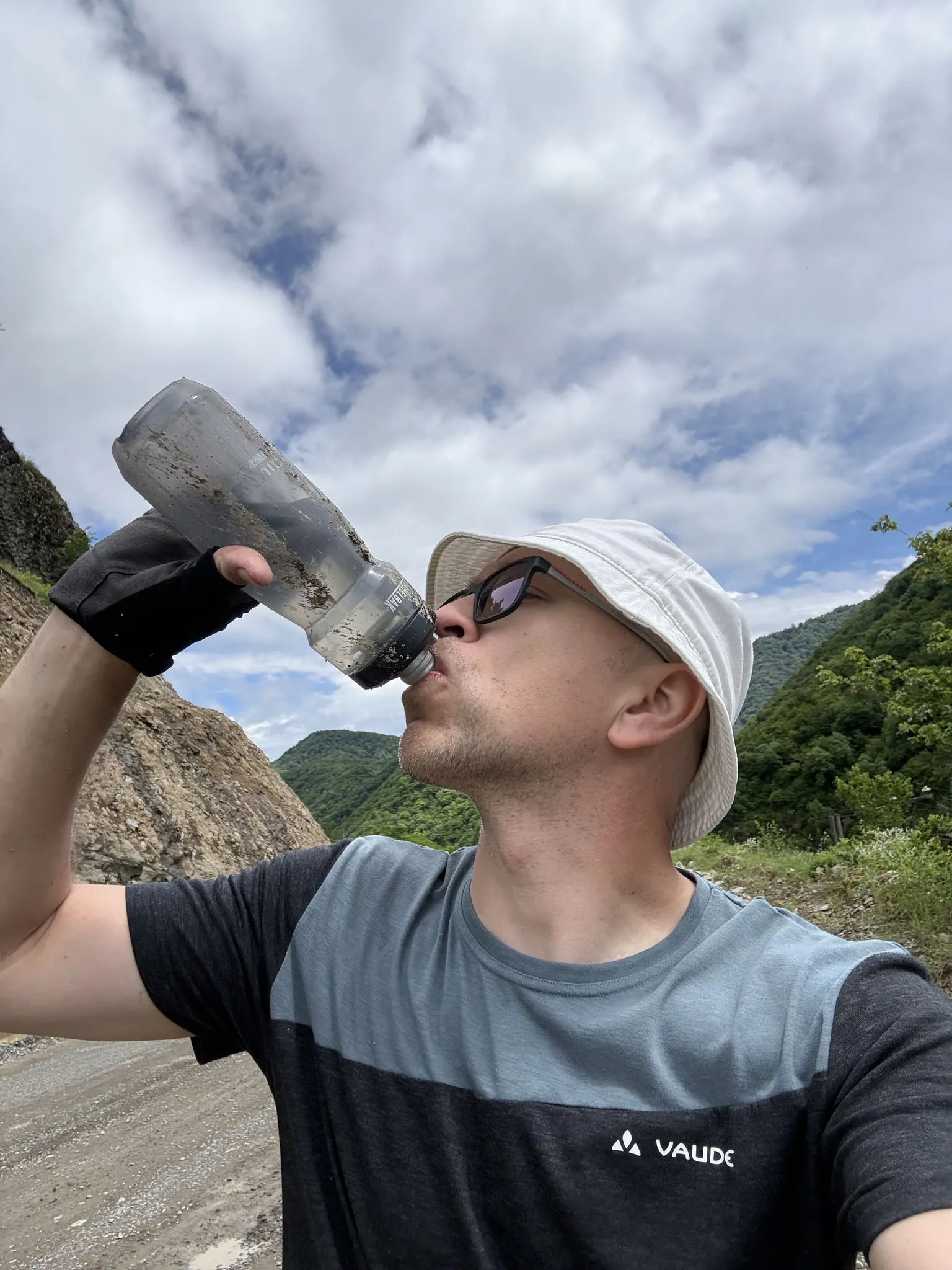Вода из грязной бутылки