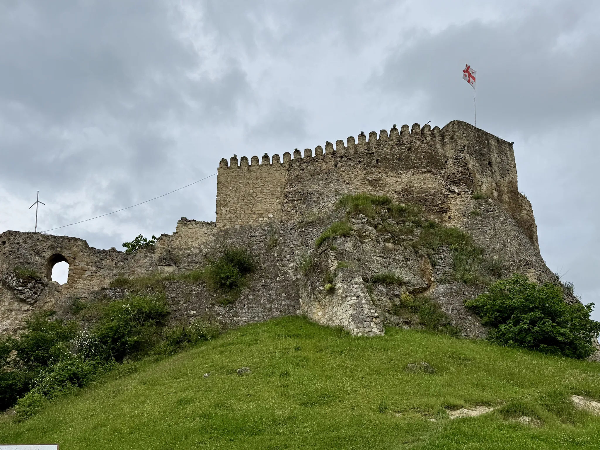 Крепость в Сурами вид с дороги