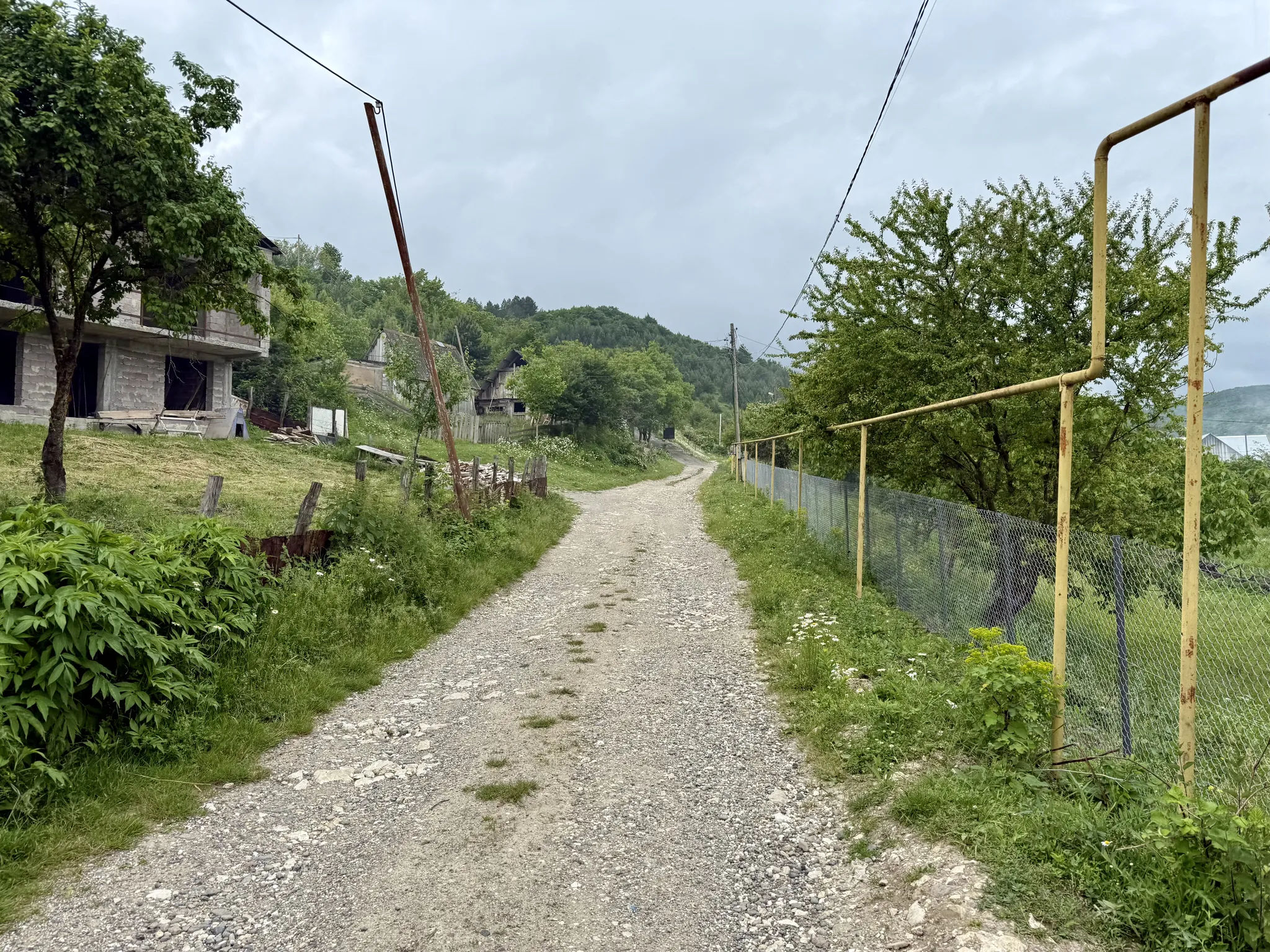 Подъем в горы по сельской дороге
