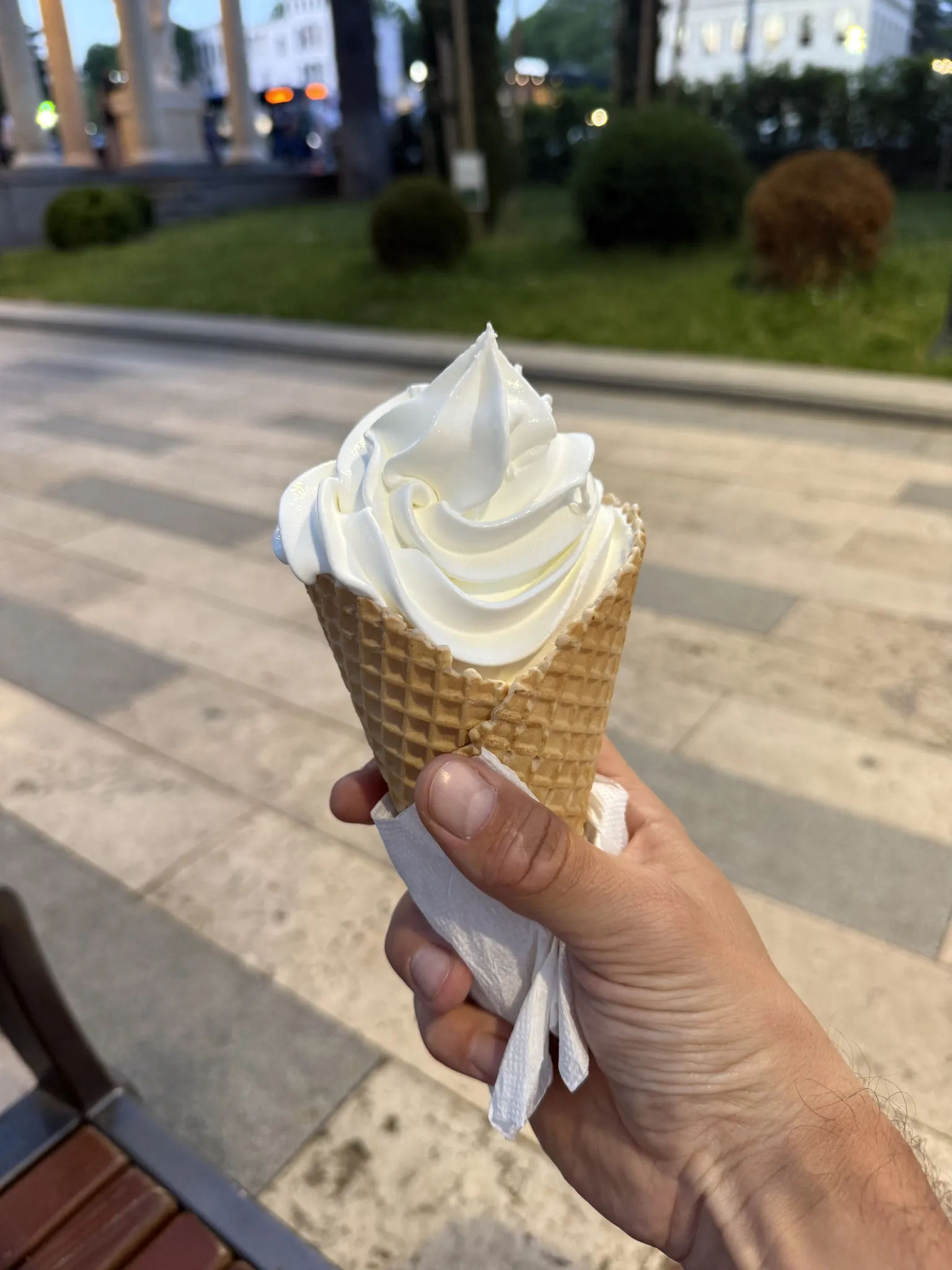 Огромное мороженое