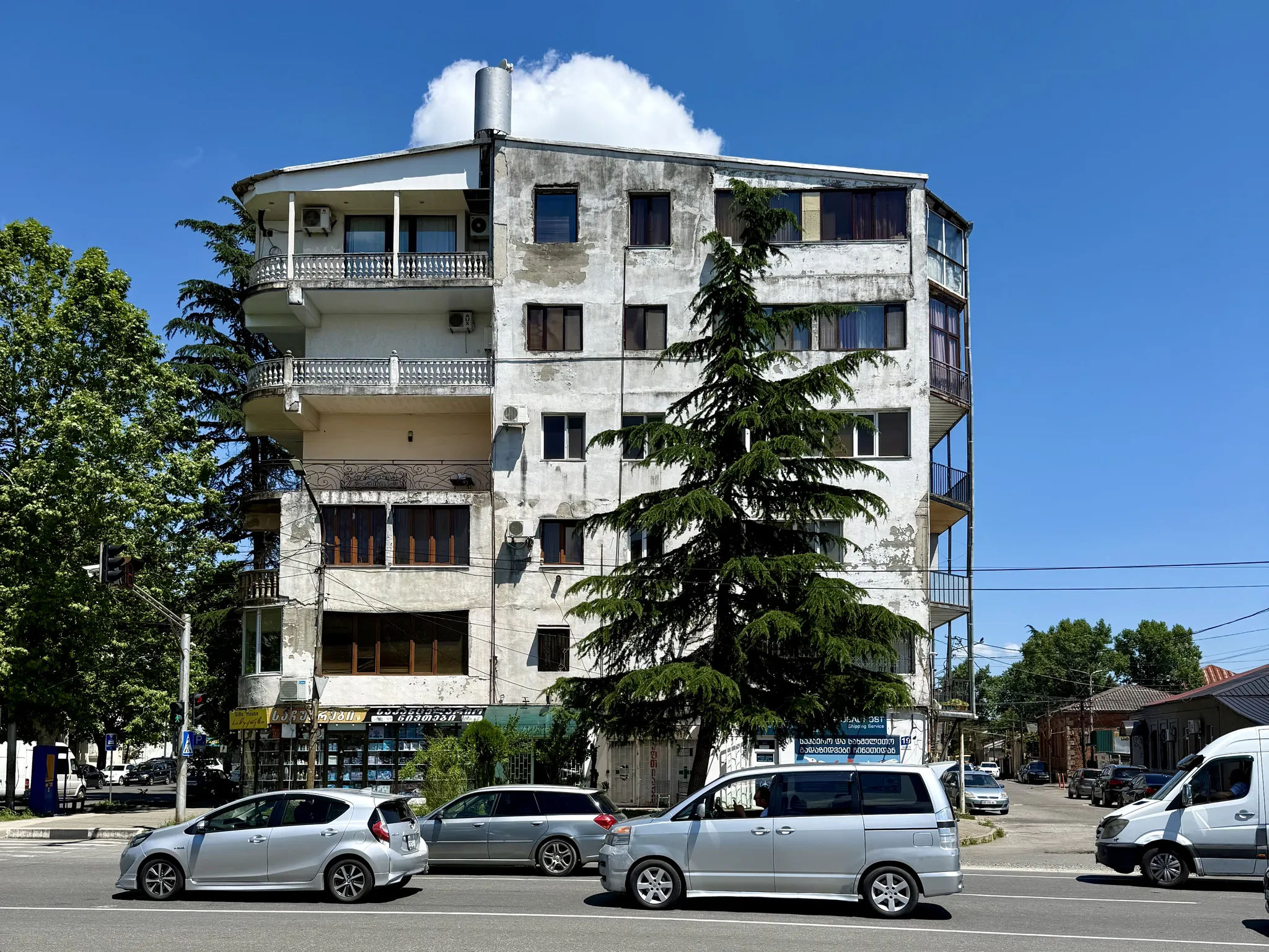 Многоэтажный дом в Кутаиси