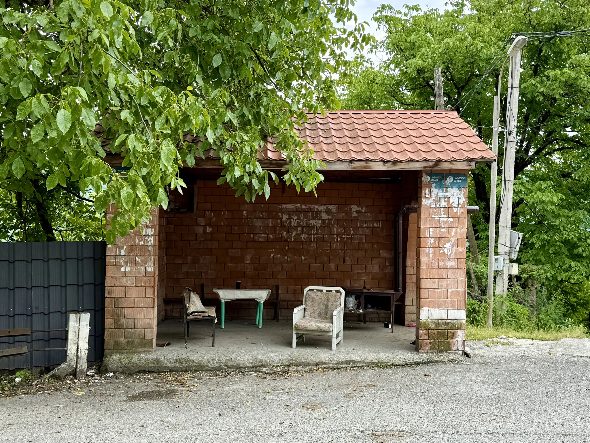 Остановка с креслами и столом