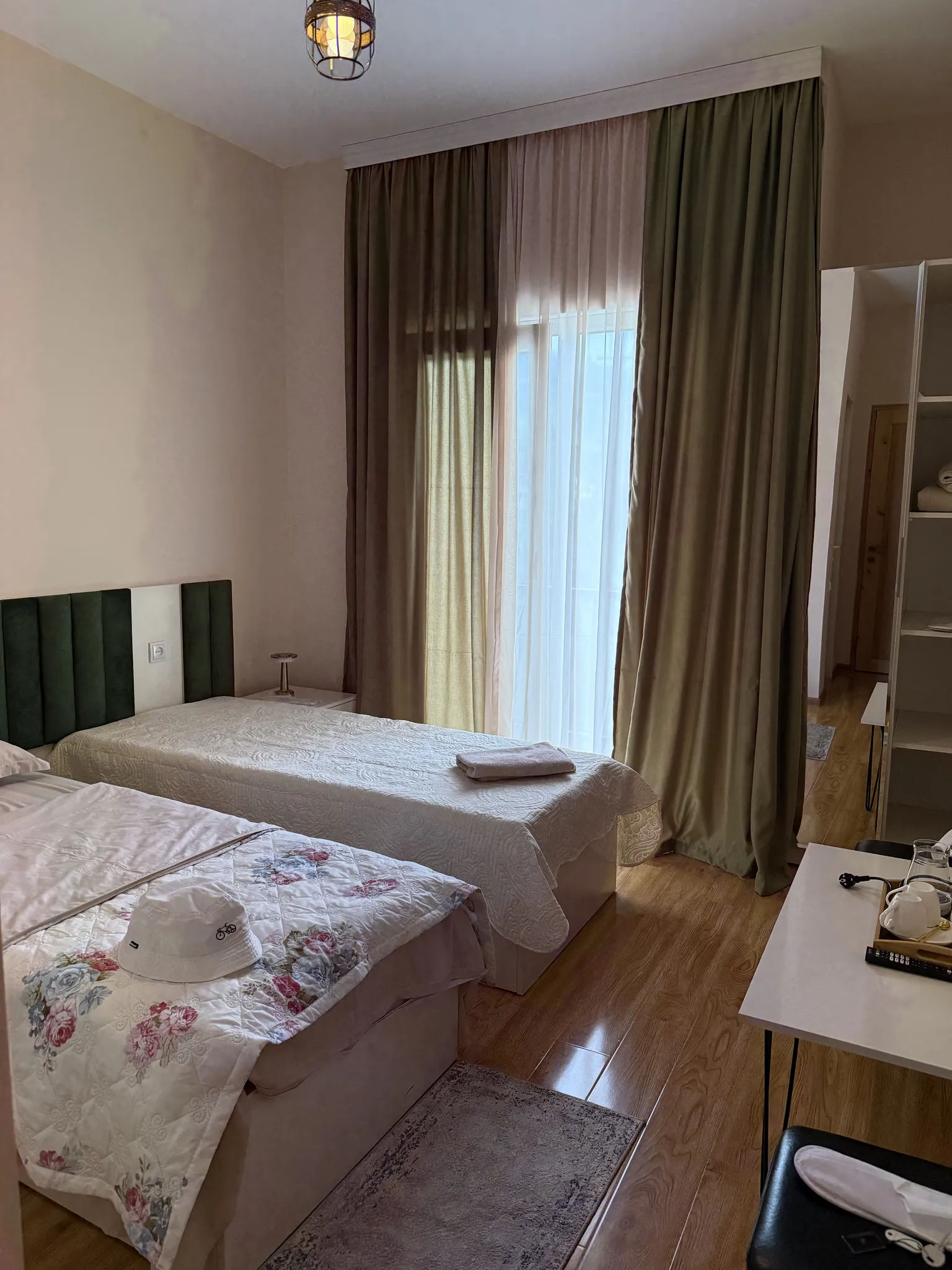 Кровати в номере гостиницы Meshve
