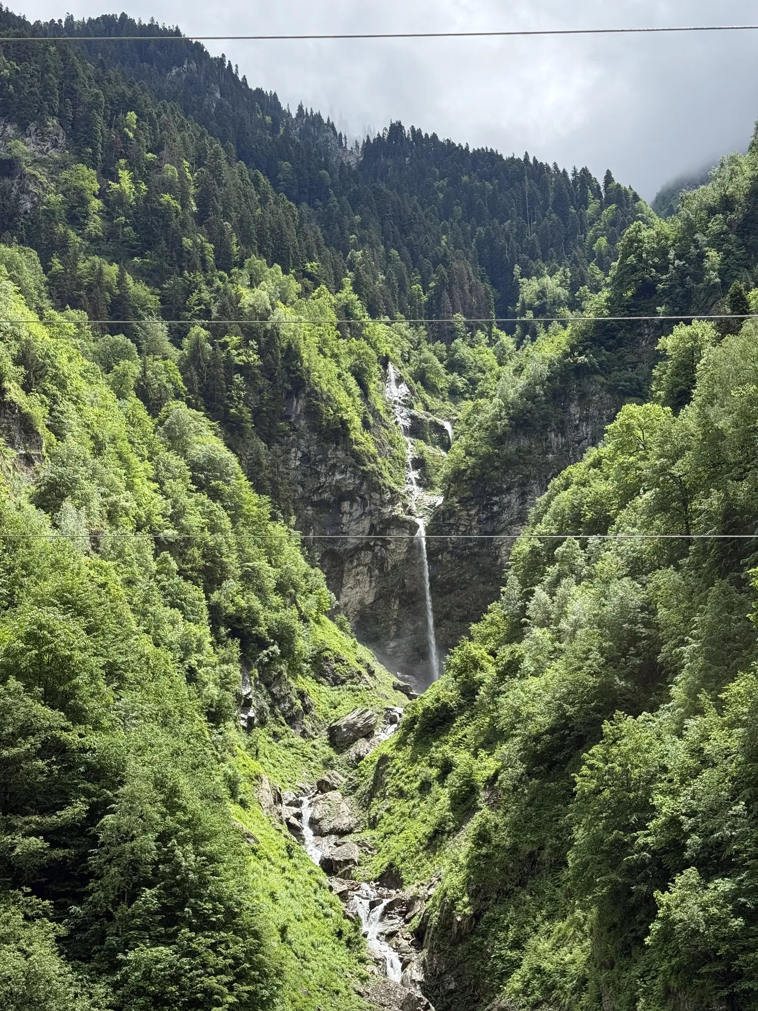 Водопад в горах
