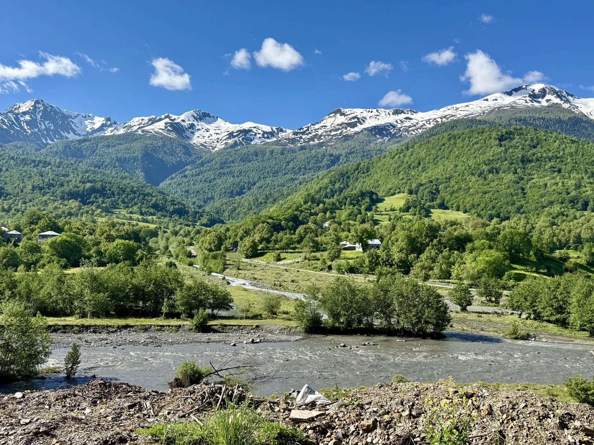 Зеленые гор и река