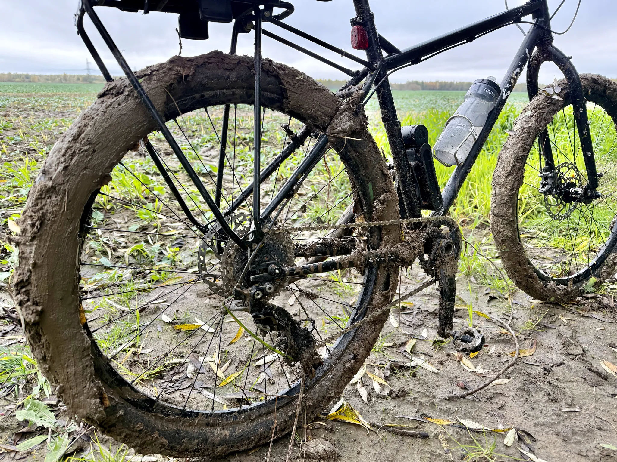 Колесо в грязи