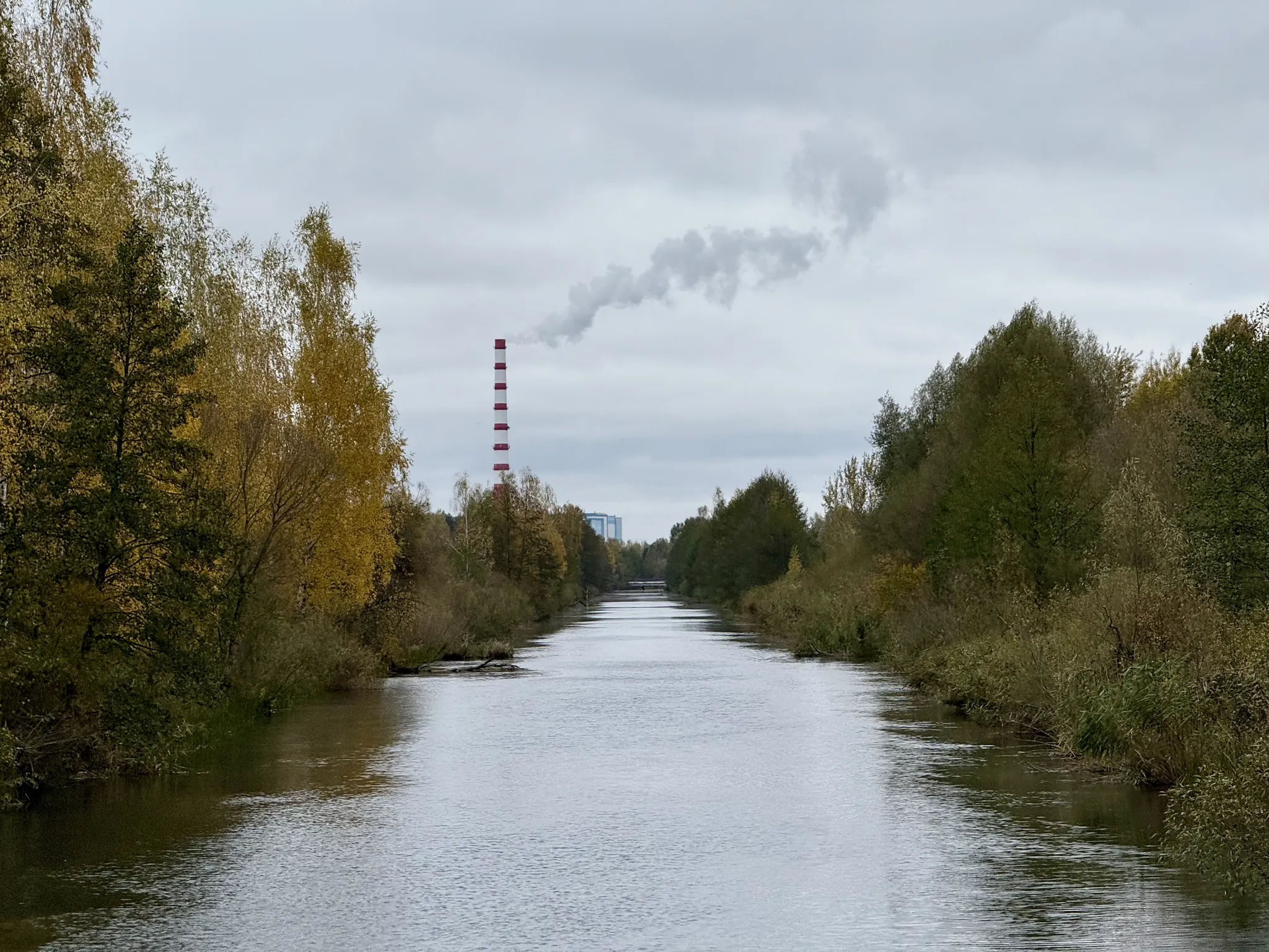 Канал и труба электростанции